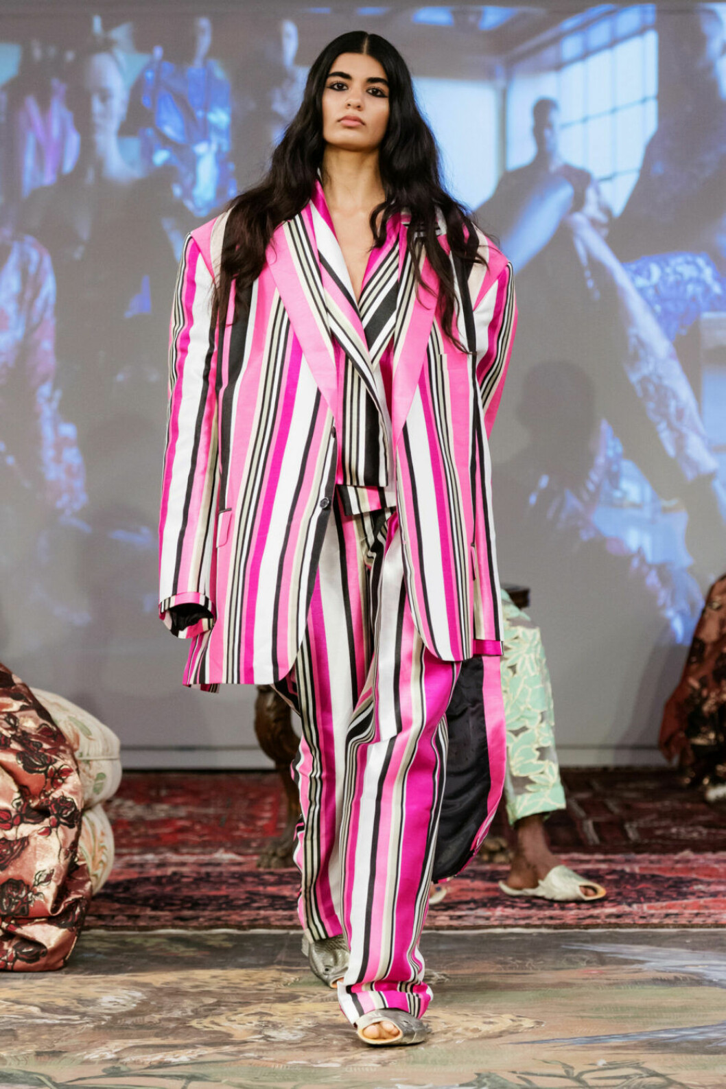 Rosarandigt på Selam Fessahayes AW19–visning på Fashion Week Stockholm