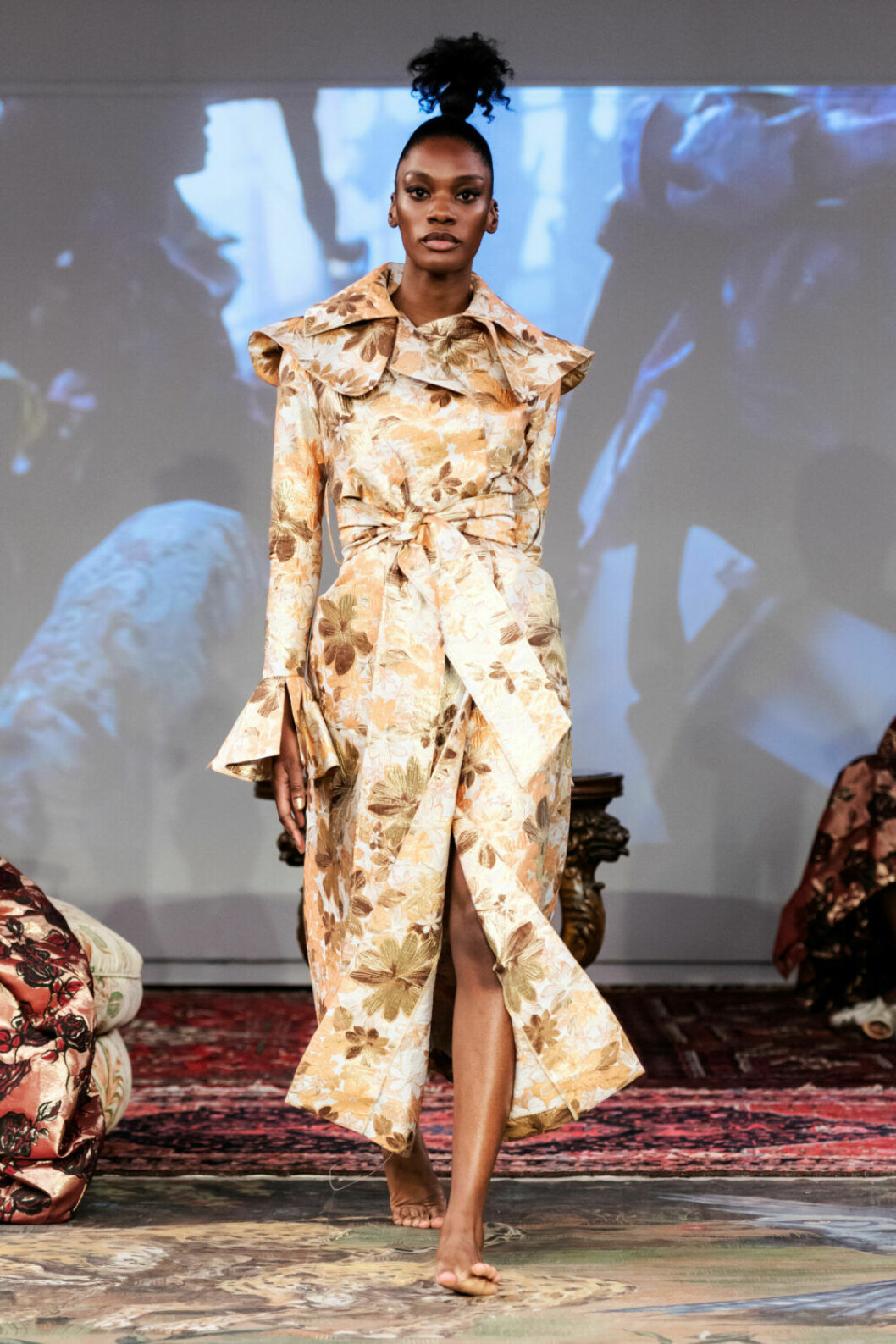 Guldgul kappa på Selam Fessahayes AW19–visning på Fashion Week Stockholm