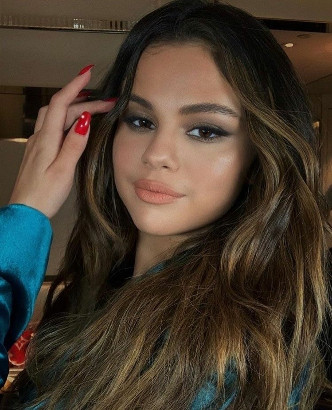Selena Gomez rockar ofta läppstift. Här i nude matchat med röda naglar. Selena Gomez smink