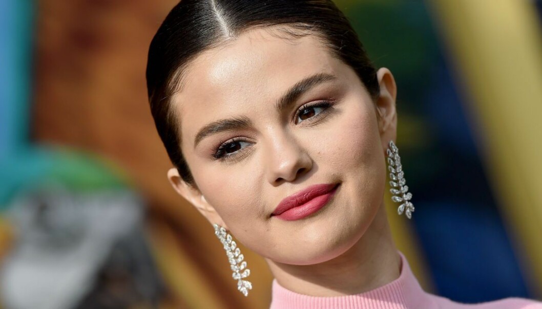 Selena Gomez i närbild med slickad hästsvans och glittriga örhängen
