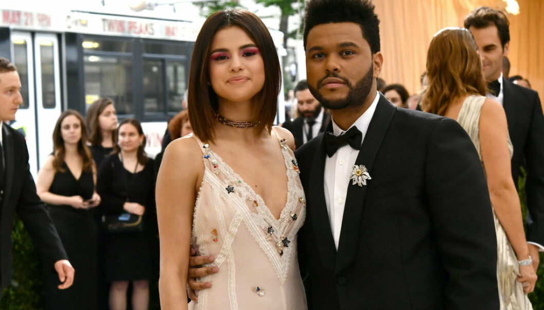 Här gör Selena Gomez relationen med The Weeknd officiell – se bästa bilderna