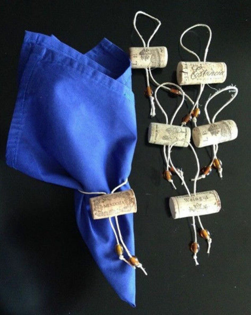 Idén kommer från ett <a href="https://www.instagram.com/p/BJstLihBWi3/">Instagramkonto</a>, fullt med DIY-idéer. Servettringar av kork och snöre.