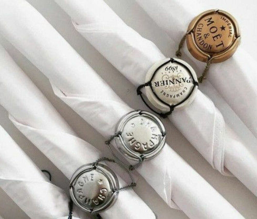 <a href="http://www.umadiy.com.es/corchos/corchos-champagne/">Här hittar du den här idén</a> och fler söta pyssel med champagnekorkar. Servettringar av champagnekorkar.
