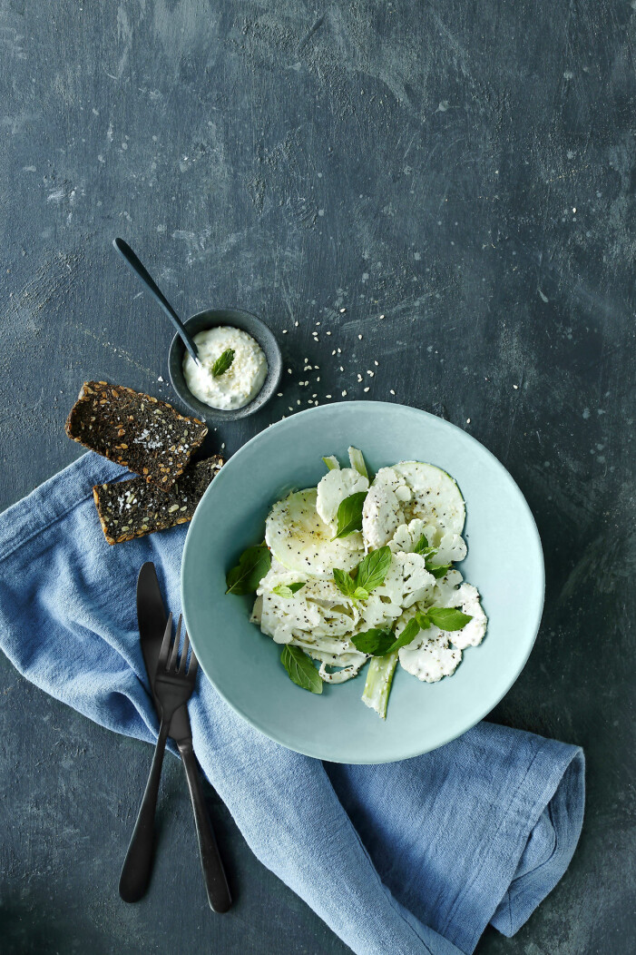 Så lagar du sesamkyckling med fänkåls-sallad