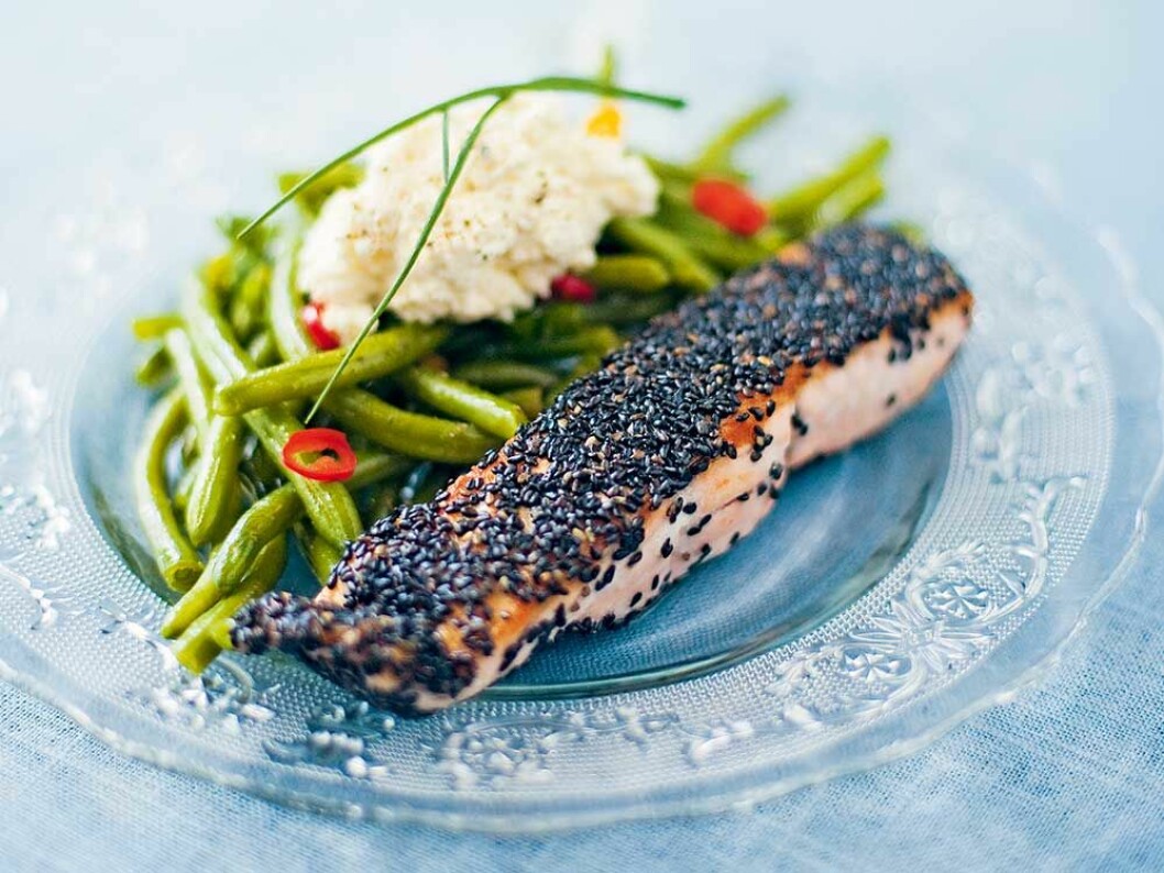 Sesampanerad lax med haricots verts och krämig röra.