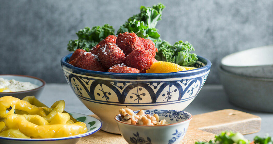 Falafel med rödbeta, bulgur, grönkål och aprikoser. Falafel med rödbeta, bulgur, grönkål och aprikoser.