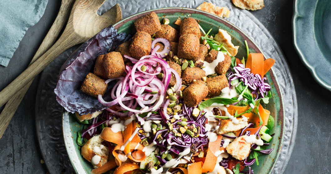 Falafelsallad med rostat pitabröd och tahinasås. Falafelsallad med rostat pitabröd och tahinasås.