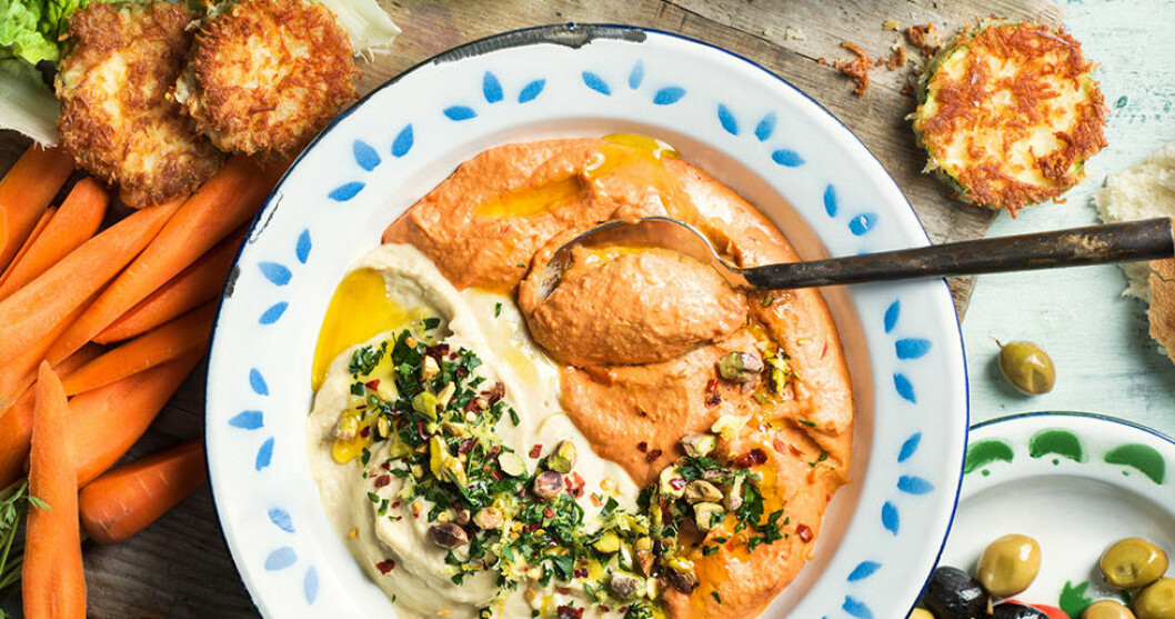 Hummusstallrik med halloumistekt zucchini. Hummusstallrik med halloumistekt zucchini.
