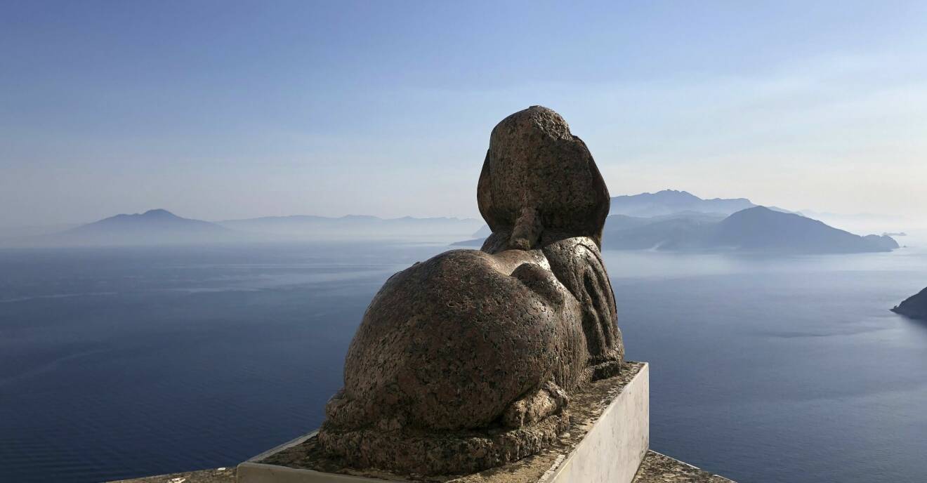 Sfinxen blickar ut över Neapelbukten och Amalfikusten
