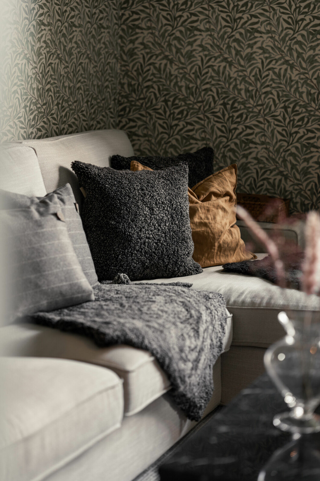 Soffa med ullpläd och kudde