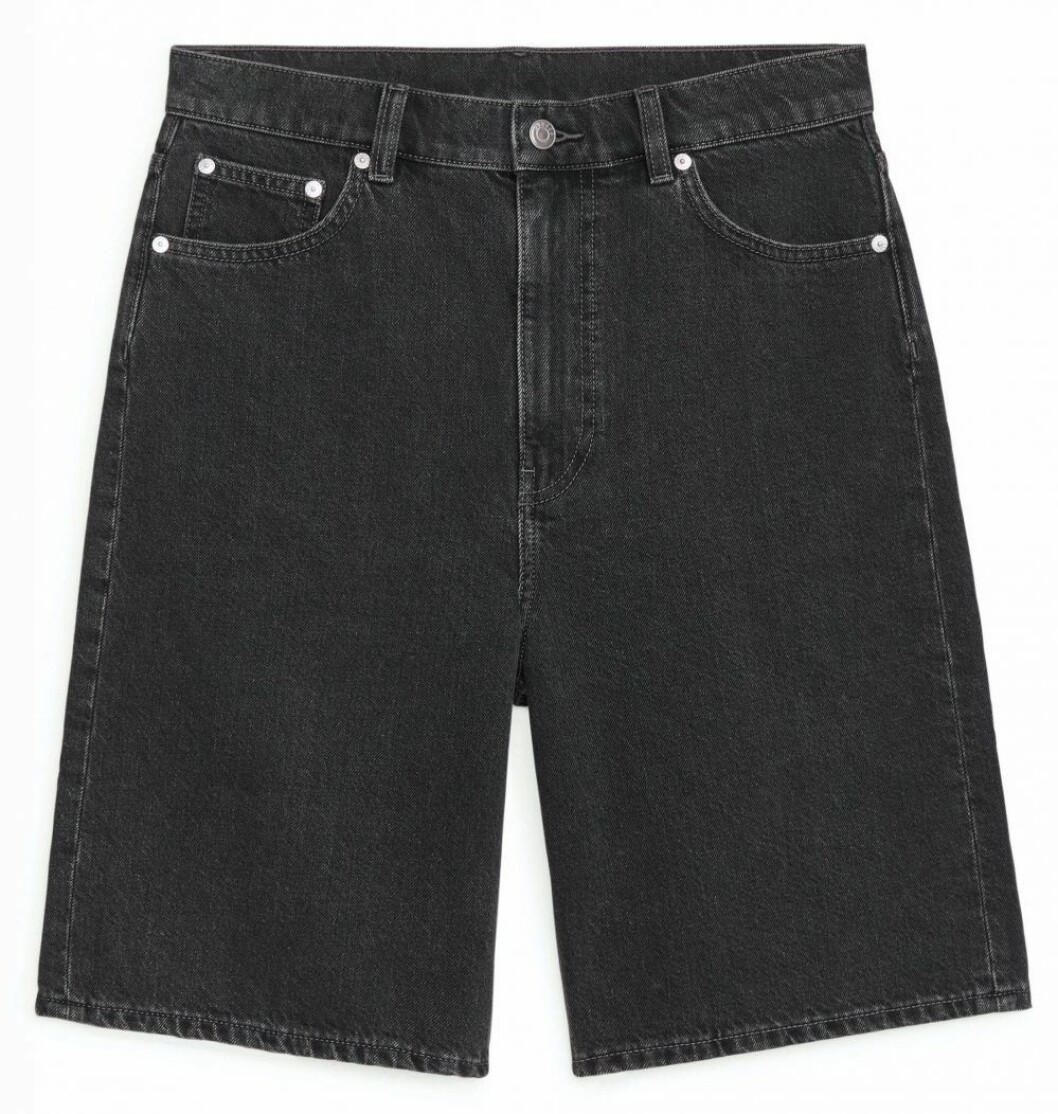 Grå jeansshorts från Arket.