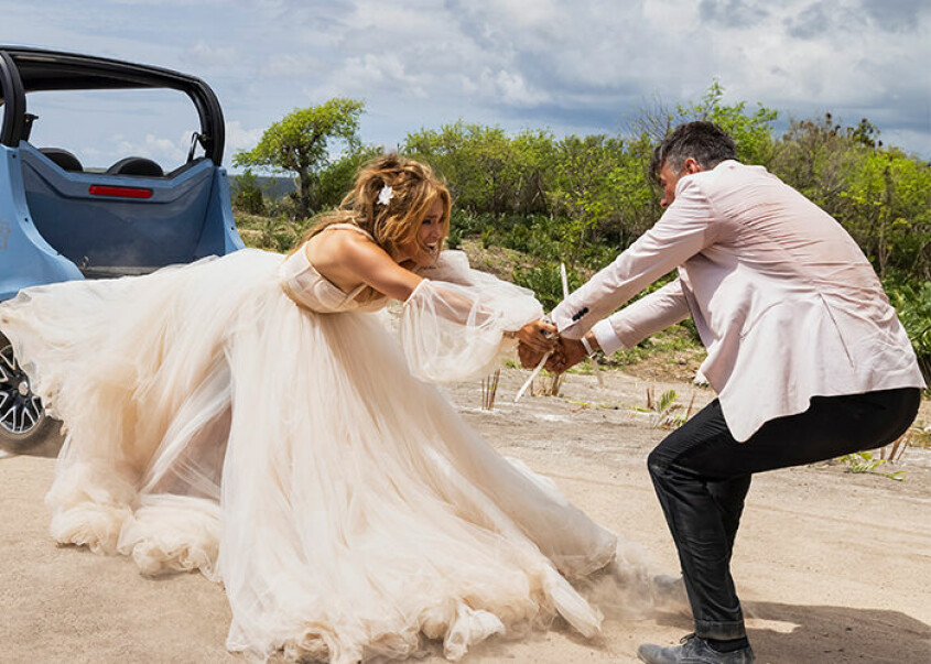 Jennifer Lopez och Josh Duhamel spelar paret som försöker gifta sig i Prime Videos nya film "Shotgun Wedding". Shotgun wedding