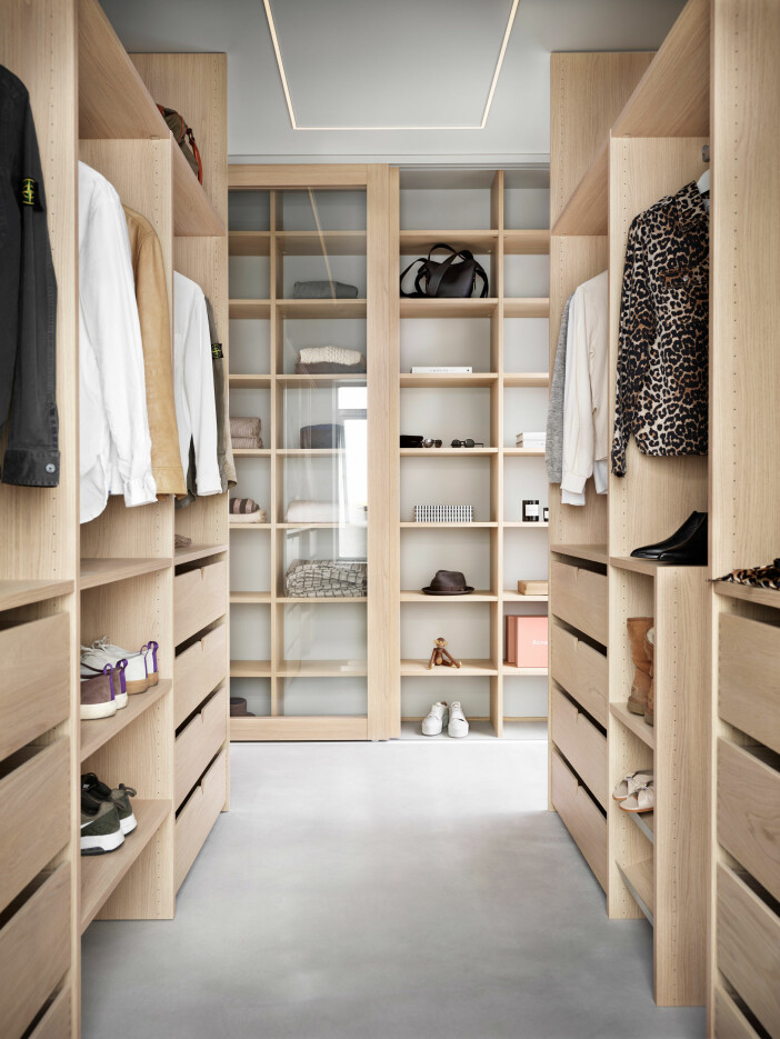 Foto & garderobslösning: Ballingslöv showstopper walk-in-closet i trä från ballingslöv
