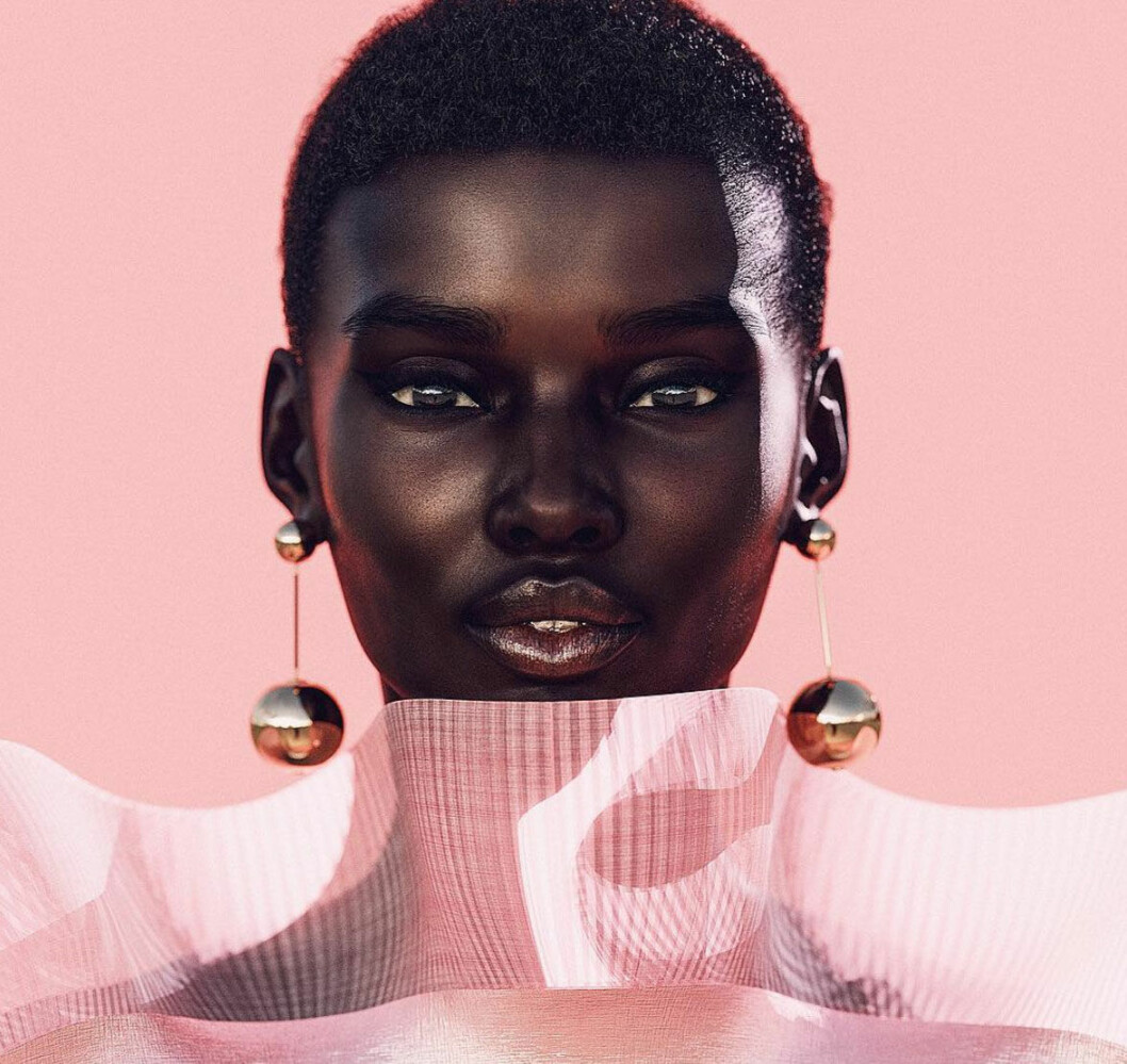 Det tar tre dagar för Wilson att skapa en bild på Shudu. Foto: @shudu.gram. Instagramprofilen Shudu iklädd en rosa klänning och statement örhängen