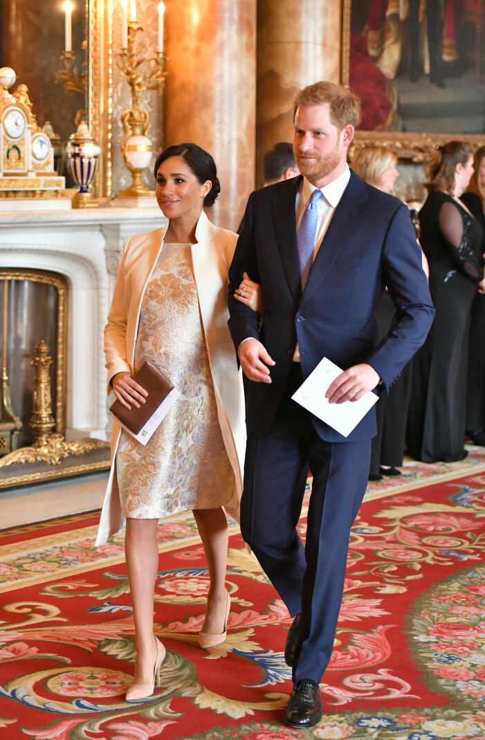 En romantisk klänning med en elegant tvist, och den perfekta accessoaren maken Harry!