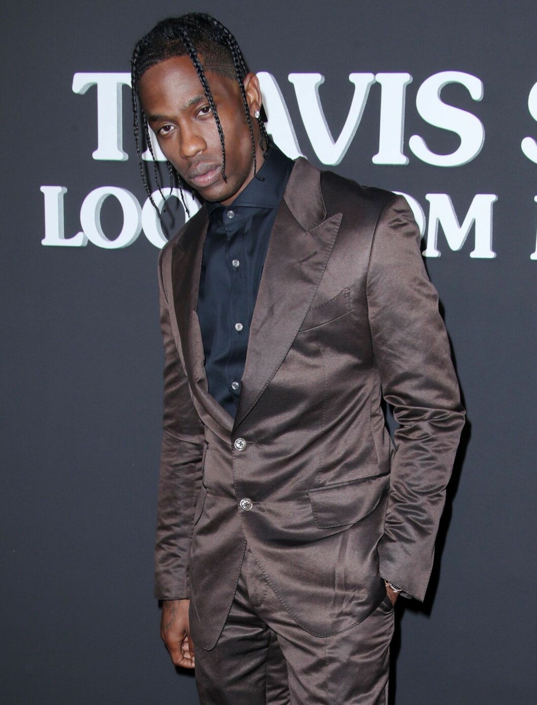 Travis Scott i brun kavaj