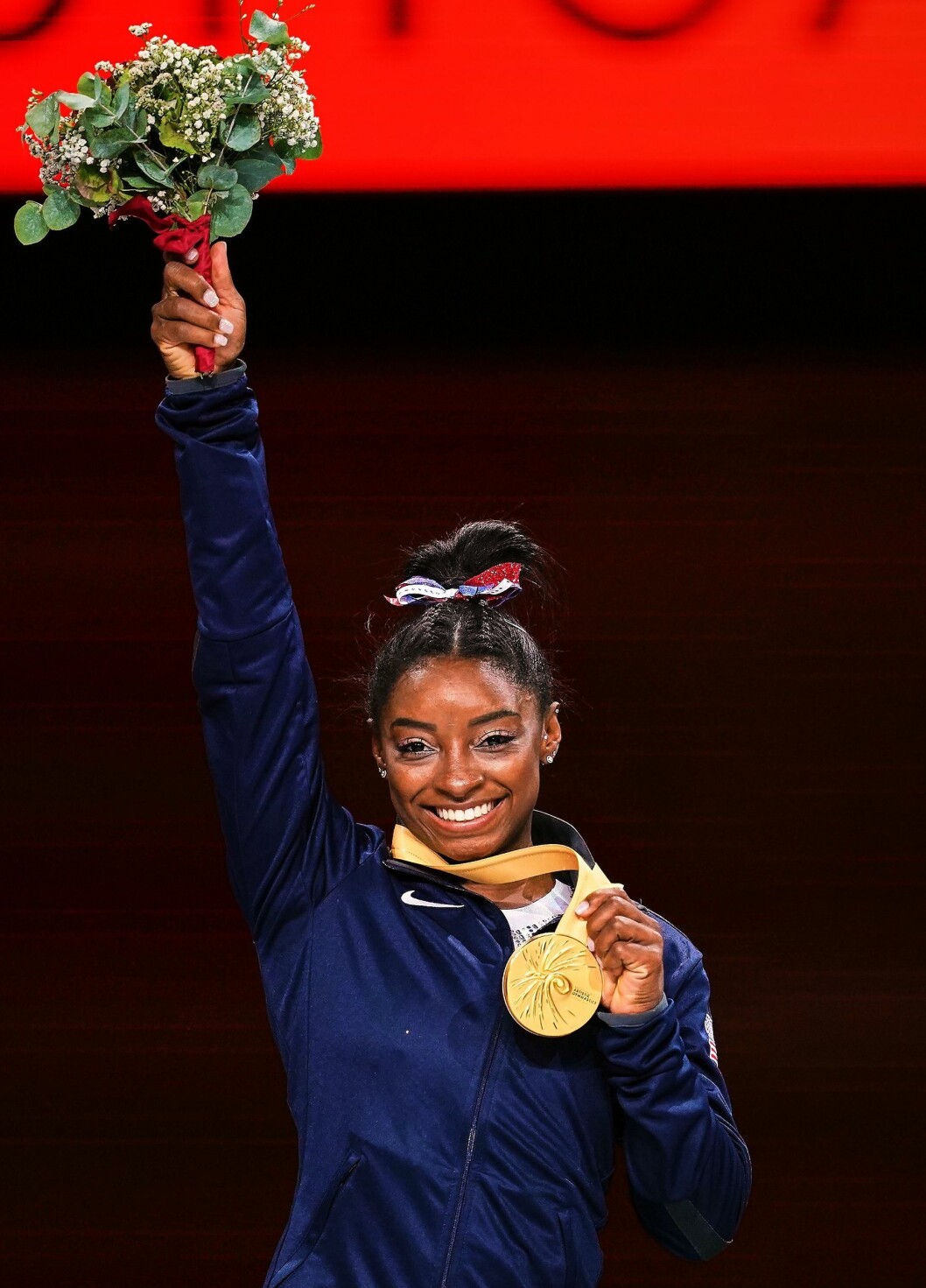 simone biles är glad och har vunnit en guldmedalj