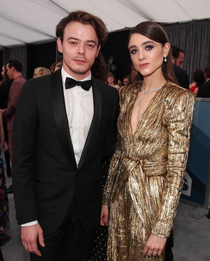 NATALIA DYER OCH CHARLIE HEATON