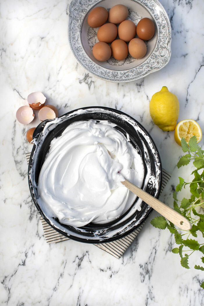 Steg 1 – Vispa äggvitor och citronsaft till ett vitt skum med elvisp