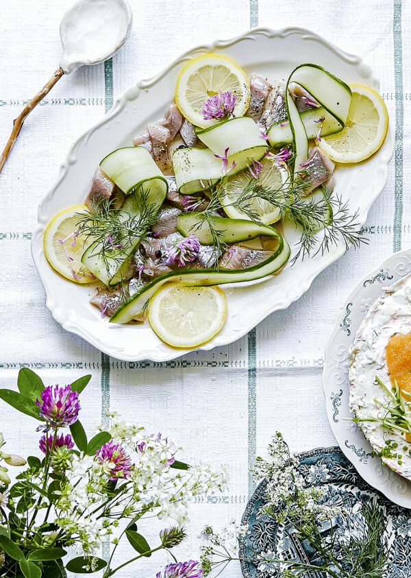 Sill med gin, gurka, dill och citron – så gör du | ELLE