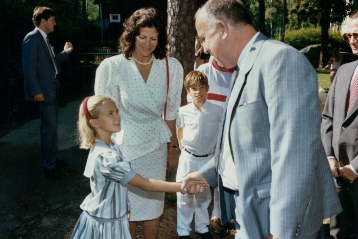 Prinsessan Madeleine börjar första klass i Smedslättsskolan, i augusti 1989. För tillfället klädde sig Silvia i ett prickigt set. Drottning Silvia i ett prickigt set
