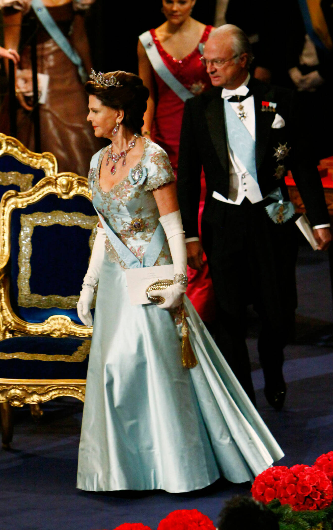 Drottning Silvia i en isblå sidenklänning av Jaques Zehnder 2008