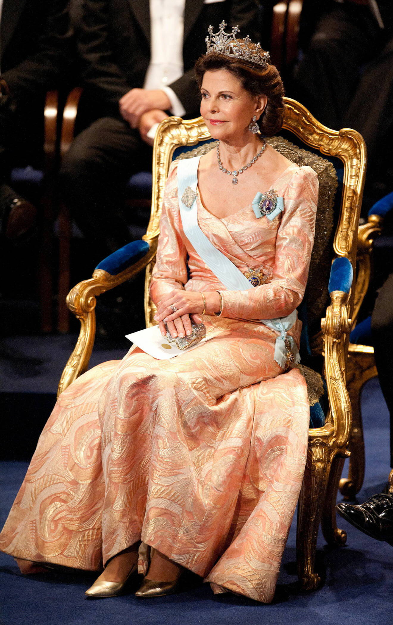 2011 återanvände drottningen den klänning som hon bar vid galaföreställningen i konserthuset kvällen före kronprinsessans bröllop 2010.
