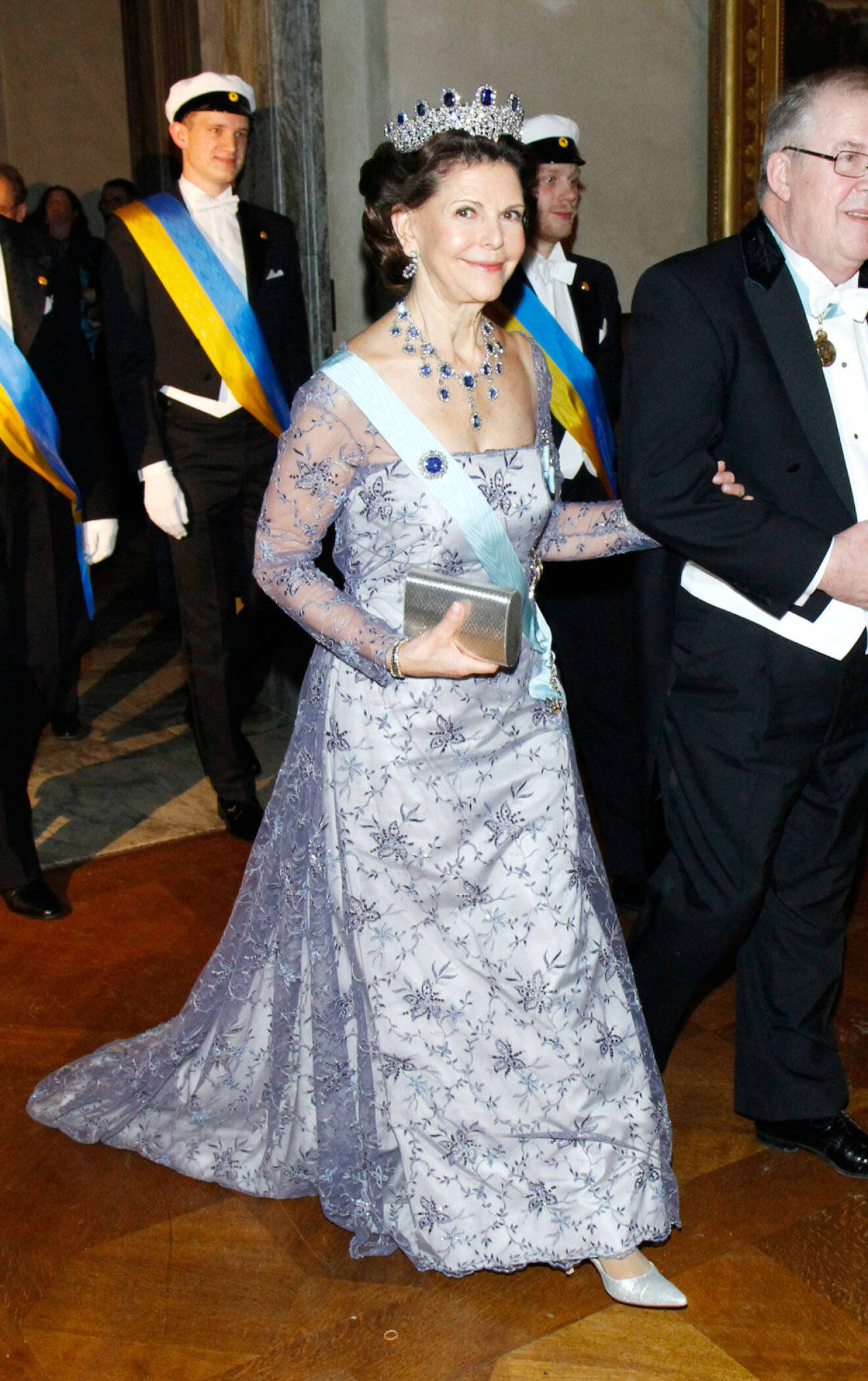 2012 bar Silvia en lavendelfärgad klänning