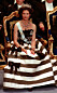 1993 bar drottningen en svartvit satinklänning från Nina Ricci