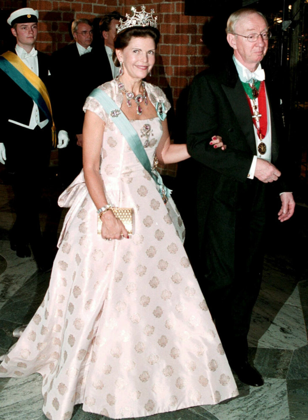 1999 återanvände Silvia klänningen från kungens 50-årsdag, gjord av Zehnder
