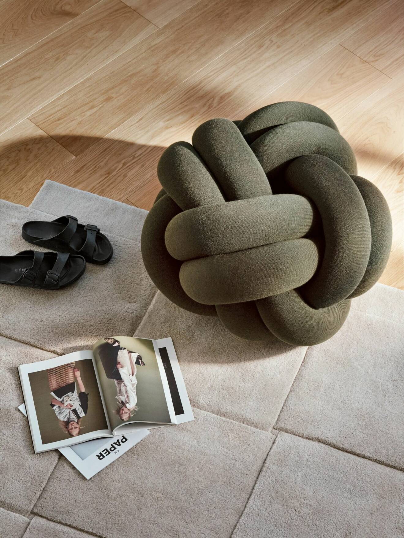 mörkgrön fotpall i modellen knot från Design House Stockholm