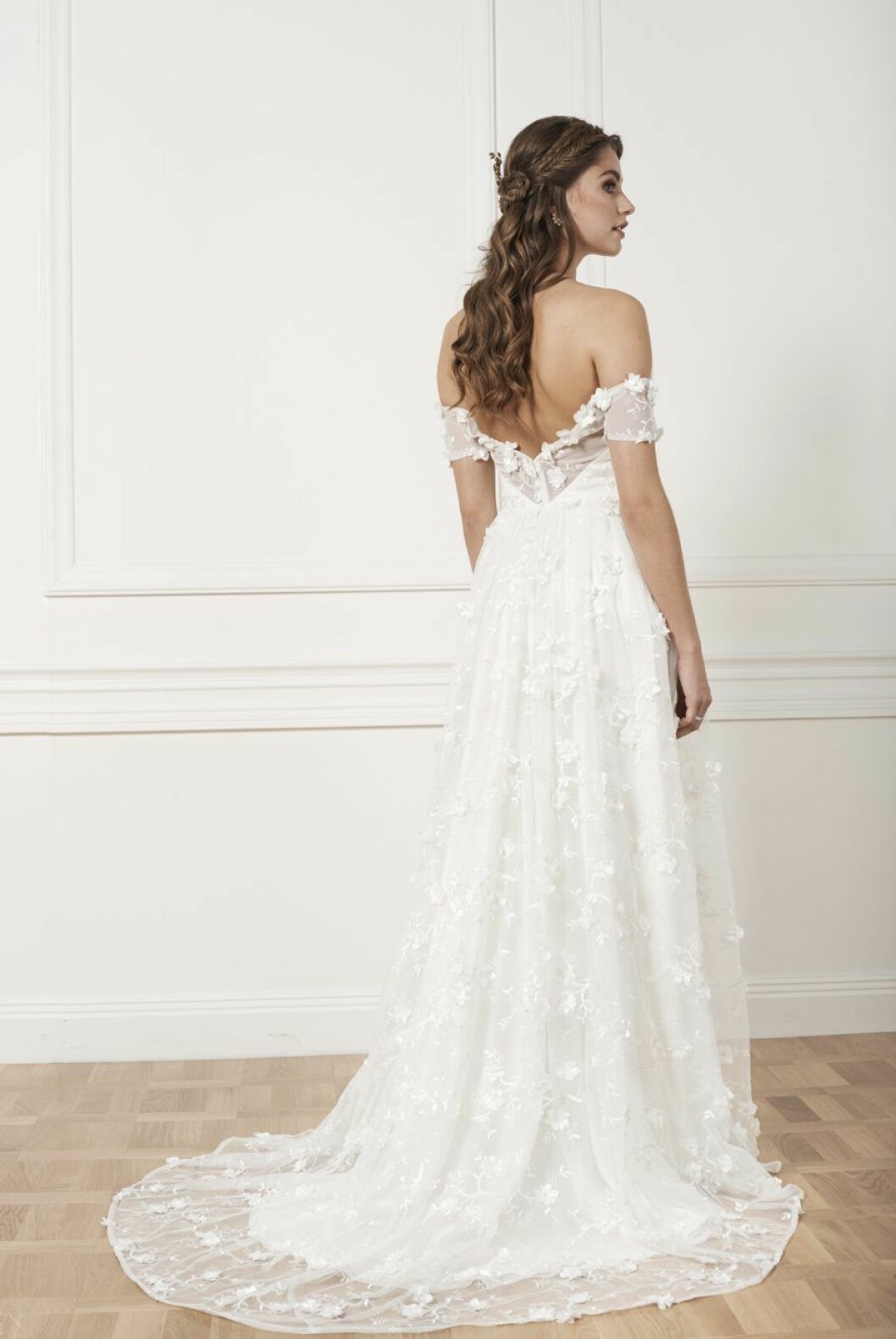 By Malina brudklänning med 3d-blommor