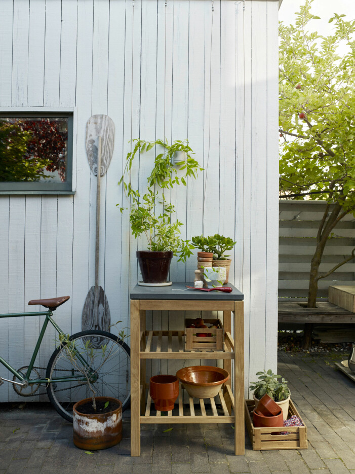 Skageraks smarta <span class=" italic" data-lab-italic_desktop="italic">Pantry module 1</span> samlar utekökets nödvändigheter på ett och samma ställe. Foto: Skagerak. Avlastningsyta till uteköket från Skagerak