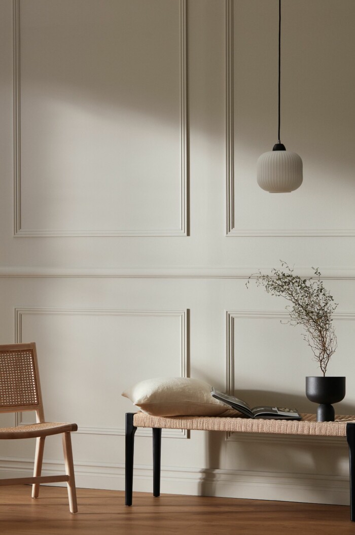 Svarta detaljer och it-materialet rotting är både återkommande i den skandinaviska inredningsstilen. Foto: Ellos Home skandinavisk inredning med rotting och kontraster