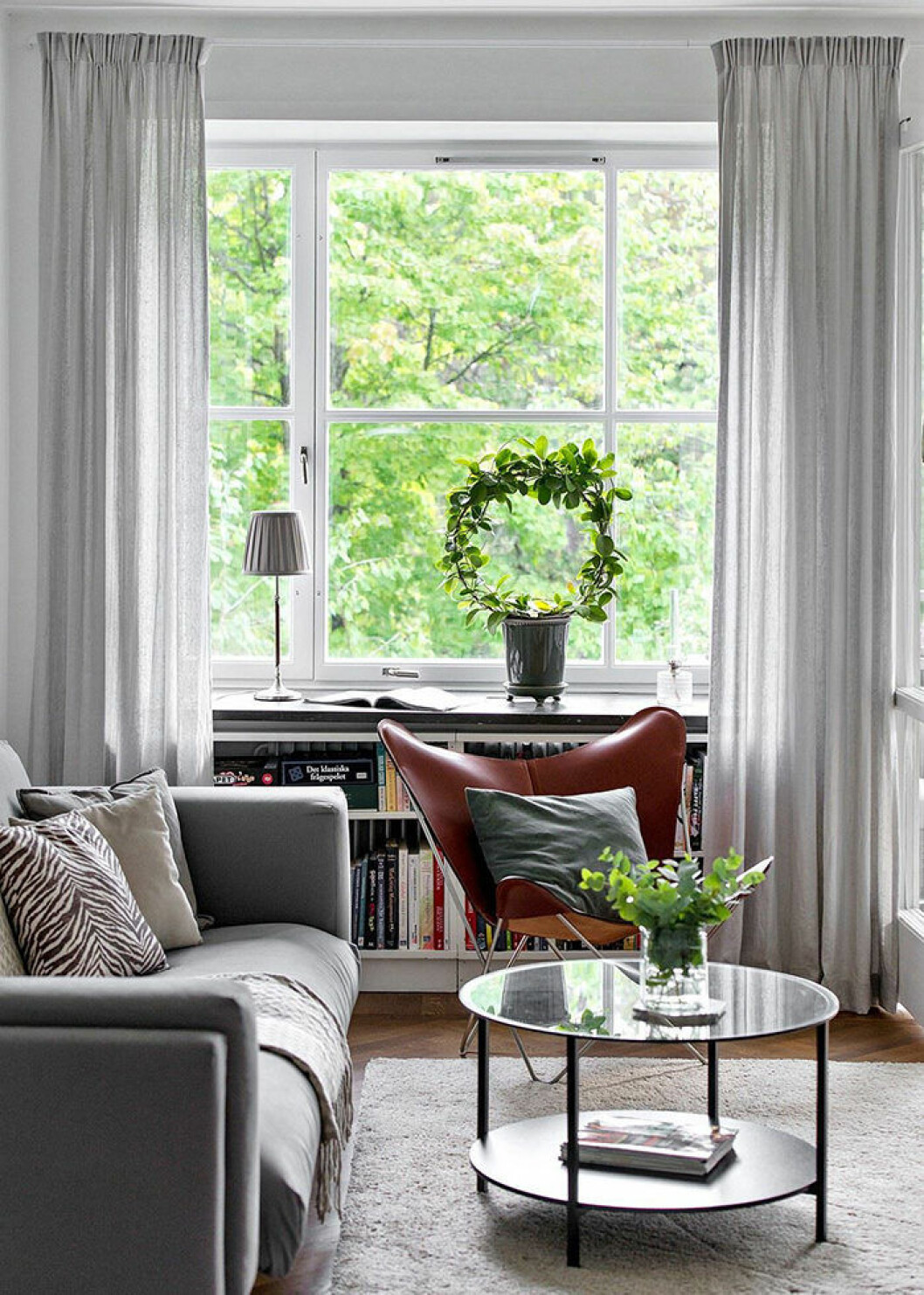 Statementfåtöljen är en klassiker som är både snygg och bekväm. | Foto: SE360 för <a href="https://www.instagram.com/bjurfors_stockholm/" target="_blank" rel="noopener">Bjurfors</a>/mäklare: Hampus Åsén Statementfåtöljen är ett självklart inslag i den skandinaviska inredningsstilen