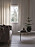 skandinaviskt avskalat och minimalistisk vardagsrum med liten julgran