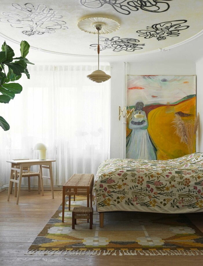 Foto: Petra Bindel Styling: Emma Persson Lagerberg | Syns i: <a target="_blank" href="https://www.elle.se/decoration/personligt-och-ombonat-hemma-hos-kreatorerna-i-malmo/7994816">Personligt och ombonat hemma hos kreatörerna i Malmö</a>. Så skapar du ett kreativt och naturnära sovrum, enkla stylingtips