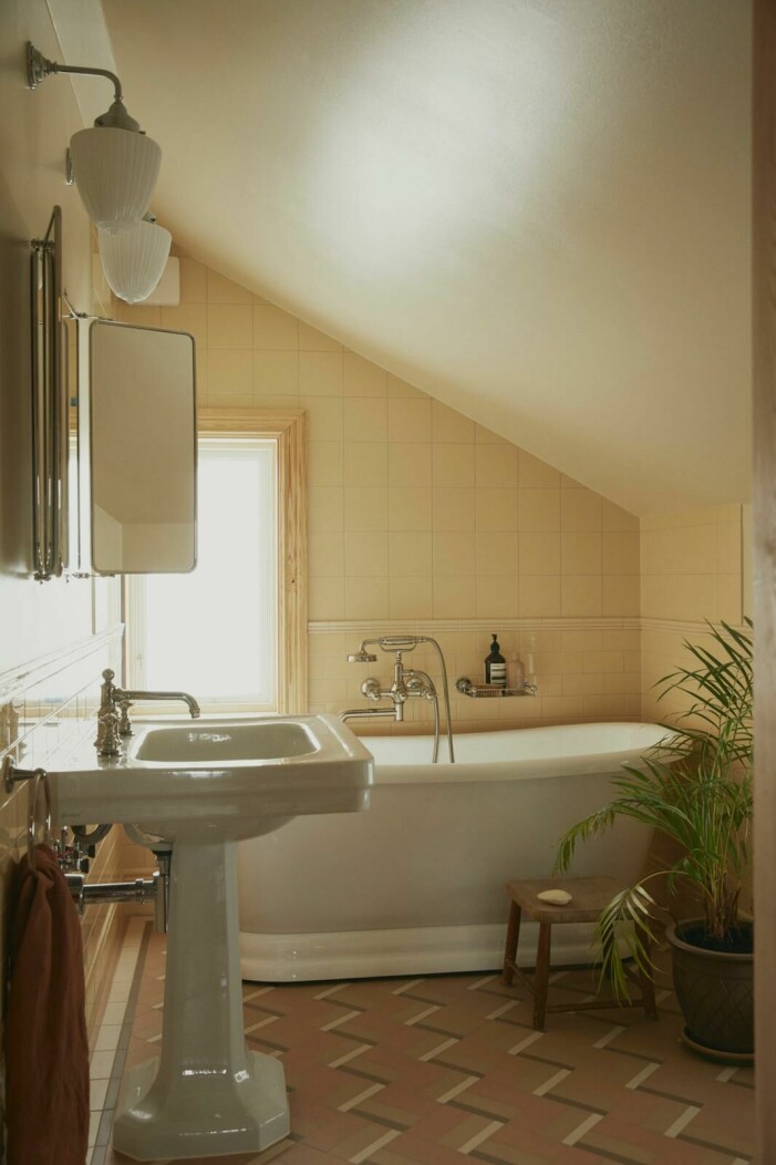 Hos skulptören Malou Palmqvist är det harmoniska färgflödet närvarande i alla hemmets rum, så även badrummet. Foto: Fanny Rådvik Stylist: Elin Odnegård | Syns i: <a target="_blank" href="https://www.elle.se/decoration/fantastiskt-fargflode-hemma-hos-skulptoren/7010447">Fantastiskt färgflöde hemma hos skulptören</a>. Så skapar du ett tidlöst och jordnära badrum, naturmaterial