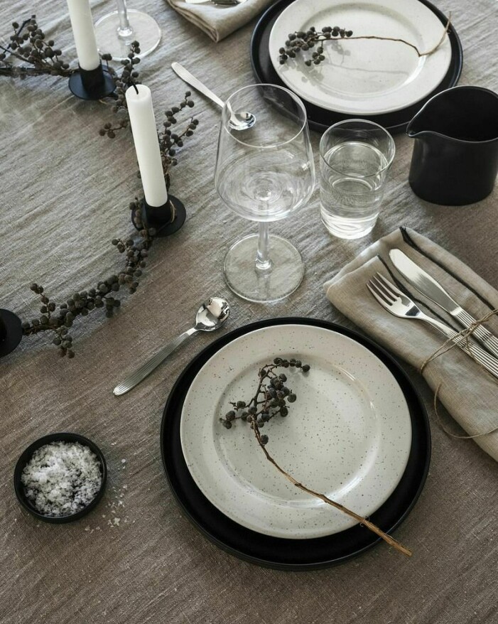 Låt säsongens dukning präglas av en genomgående palett i både textilier, porslin och dekoration. Foto: Åhléns. Skapa en varm känsla i hemmet, dukning i säsong