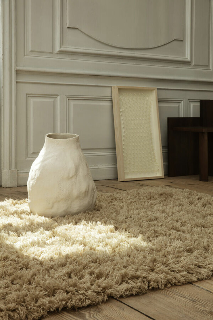 Känns taktila ytor något övermäktiga? Låt de gå i en neutral kulör för ett mer dämpat intryck. Foto: Ferm Living. Skapa en varm känsla i hemmet, fluffiga ytor
