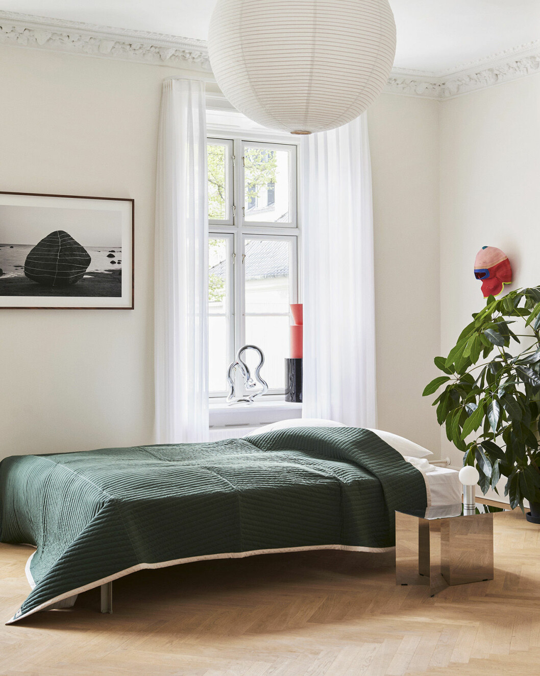 Tidlös eklektisk minimalism i sovrummet.