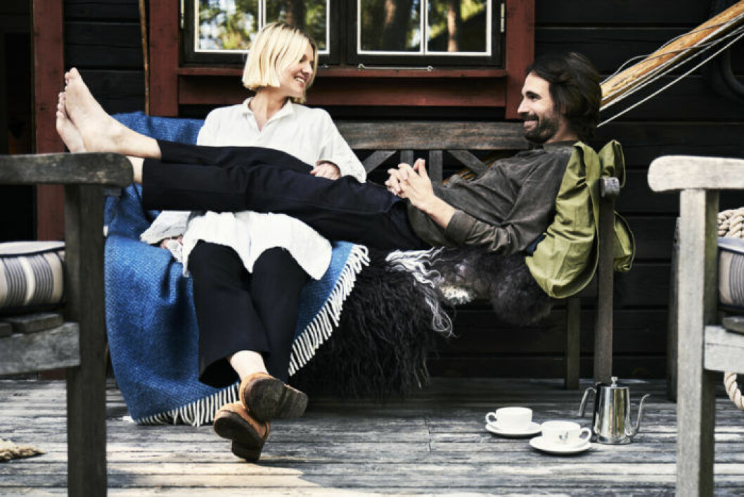 Emily och Christian Soneson njuter av harmoni och lugn på altanen.