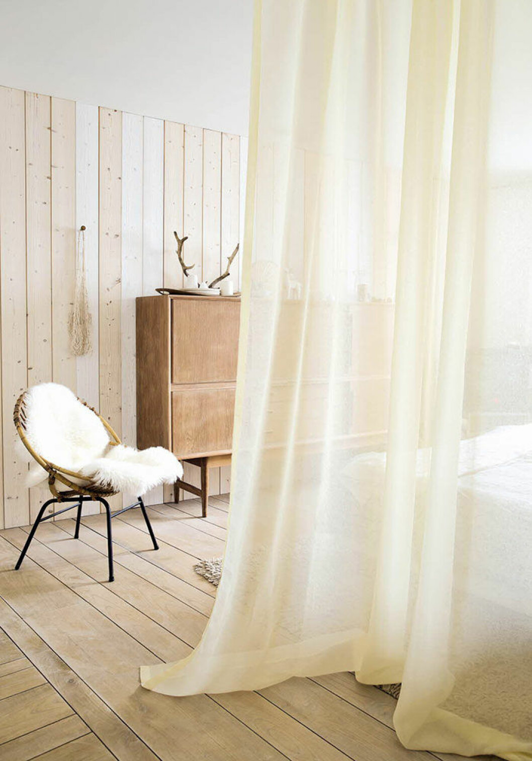Foto: Garant.nu Avskärmning i ett sovrum med hjälp av gardiner