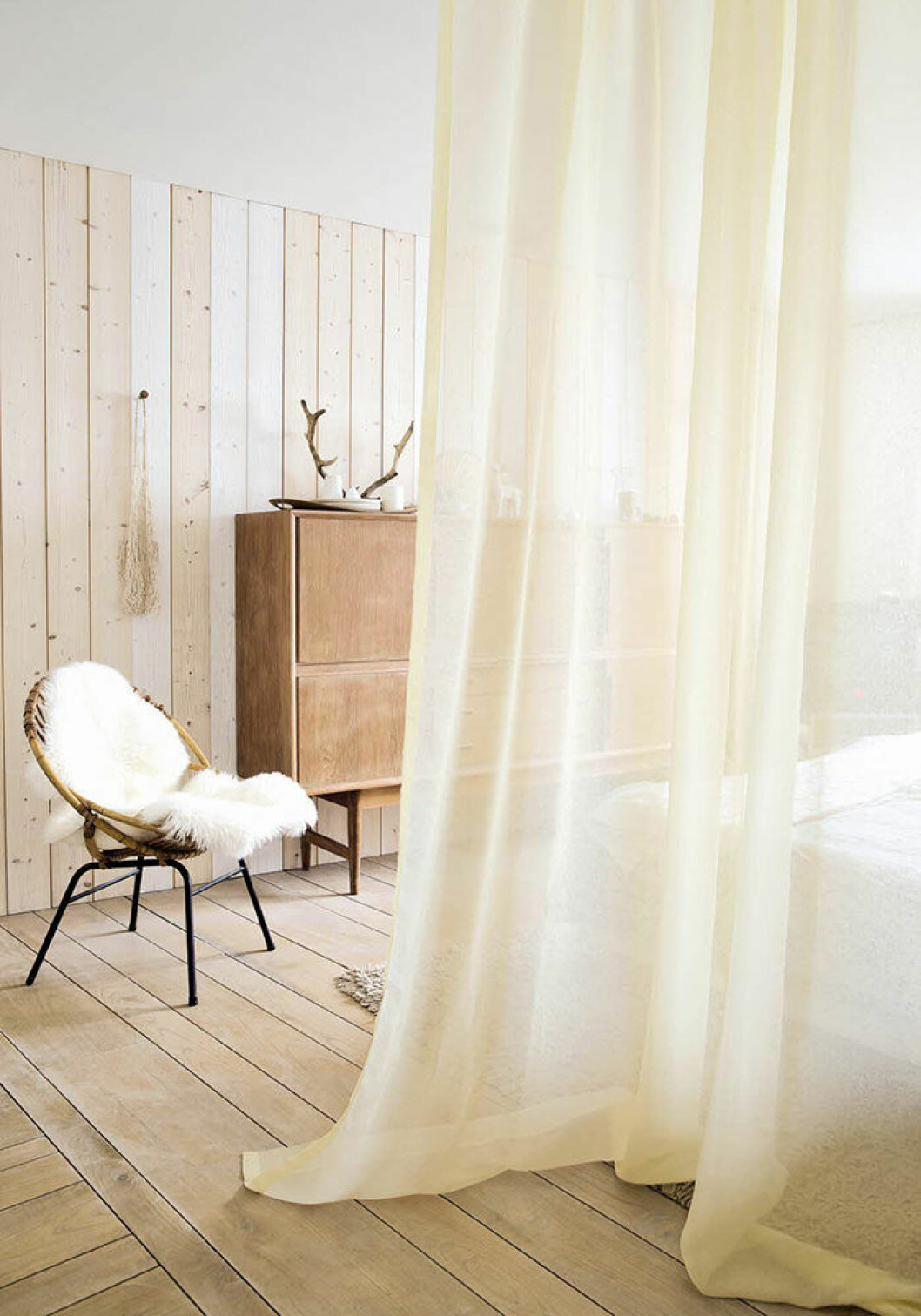 Avskärmning i ett sovrum med hjälp av gardiner