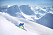 Kvinna som åker slalom i Alperna