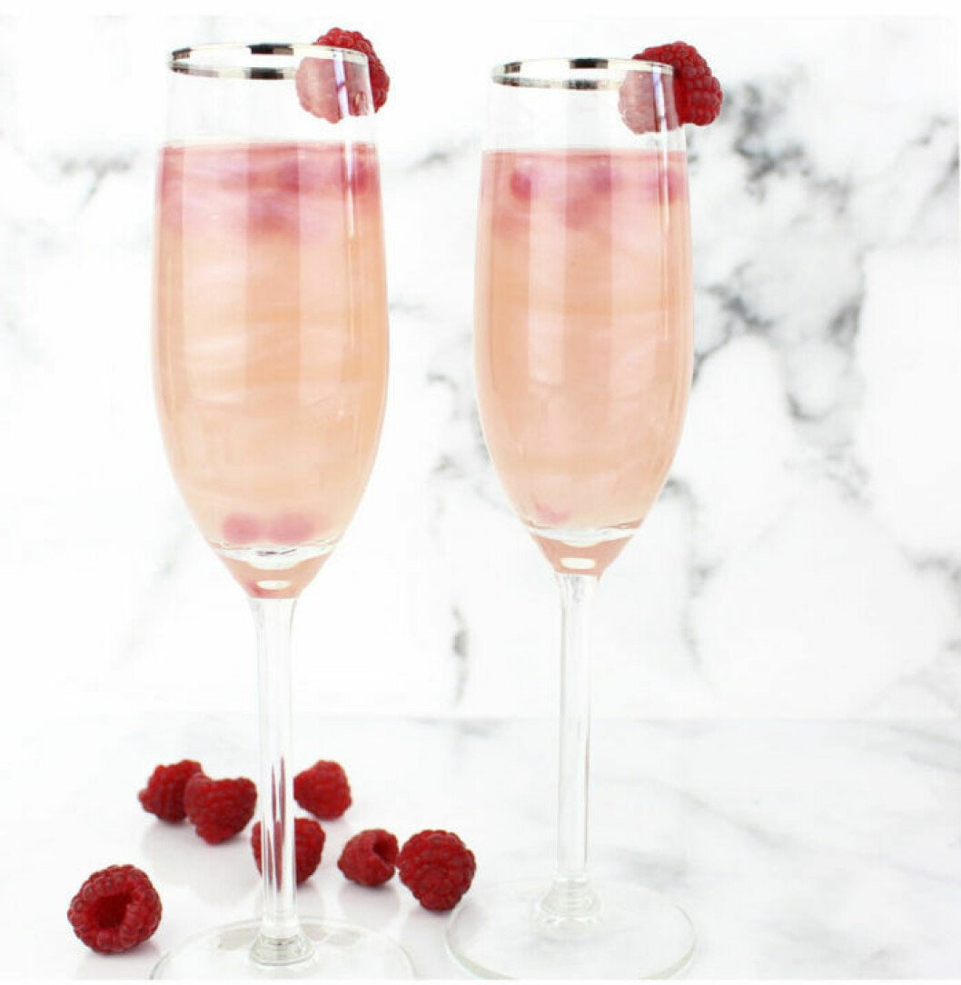 Prosecco med skimmer i olika färger är en rolig festdetalj. 