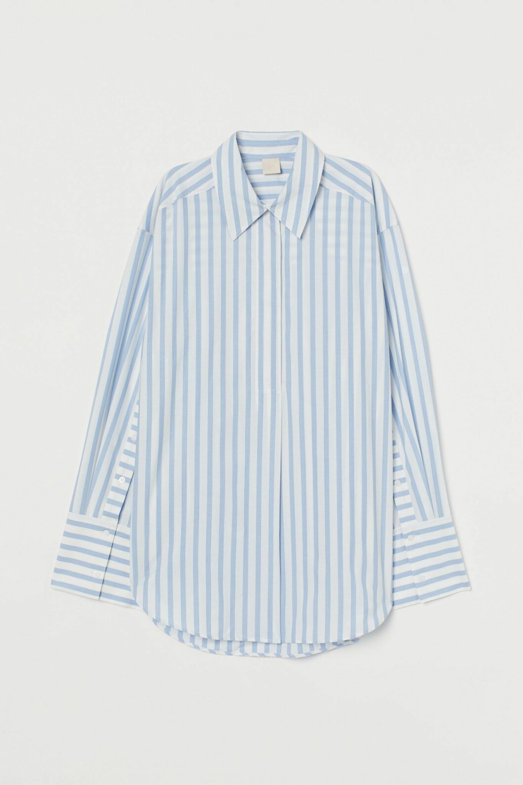Skjorta i oversized modell med voluminösa ärmar och blå/vita räder från H&M.