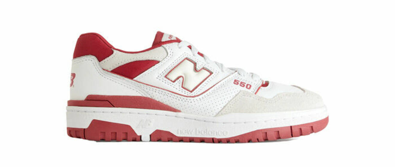 vit röda sneakers från New Balance med yttersula i gummi