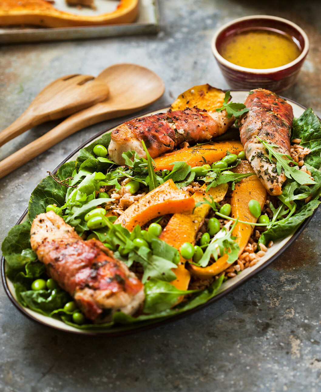 Skördesallad med parmalindad kycklingfilé. Skördesallad med parmalindad kycklingfilé.