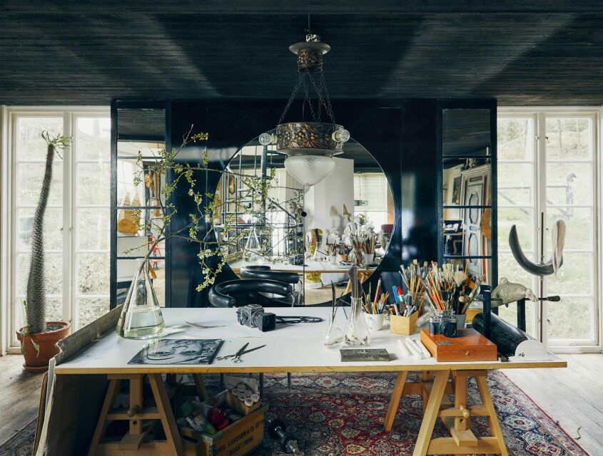 Klassiska arbetsbordet Leonardo (efter da Vinci), av Achille Castiglioni för Cassina. Stol, LC7, av Charlotte Perriand för Cassina. Spegeln, i samma dimension som husets runda fönster, på hemmets enda garderob. ”Den gör att det här rummet blir större, speglar är magiska”, säger Hans. Arbetsbord